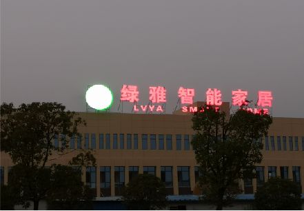 红安楼顶冲孔发光字是怎么安装的?
